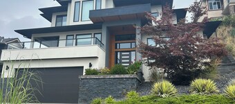 Kelowna winter getaway on Knox Mountain minutes from downtown.