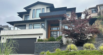 Kelowna winter getaway on Knox Mountain minutes from downtown.