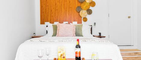 2 Schlafzimmer, Schreibtisch, Bügeleisen/Bügelbrett, Reisekinderbett