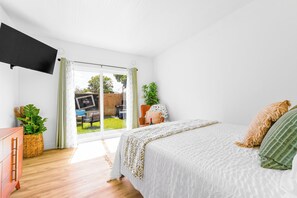 2 makuuhuonetta, työpöytä, silitysrauta/-lauta, vauvan matkasänky