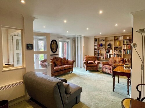 Farnham Haven: Unique Home with Courtyard