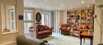 Farnham Haven: Unique Home with Courtyard