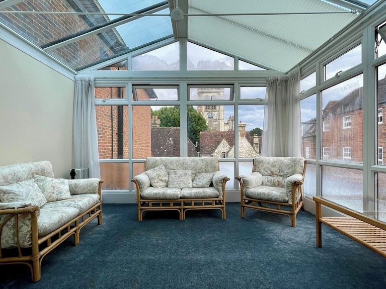 Farnham Haven: Unique Home With Courtyard - Farnham