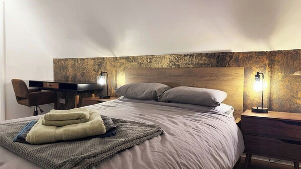 3 habitaciones, tabla de planchar con plancha, wifi y ropa de cama