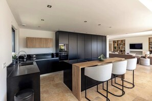 Fridge, microwave, stovetop, dishwasher