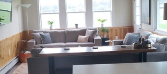 Secluded farmhouse 10 minutes from the Dells with access to the Wisconsin river.