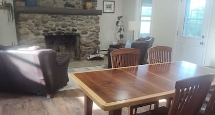 Secluded farmhouse 10 minutes from the Dells with access to the Wisconsin river.