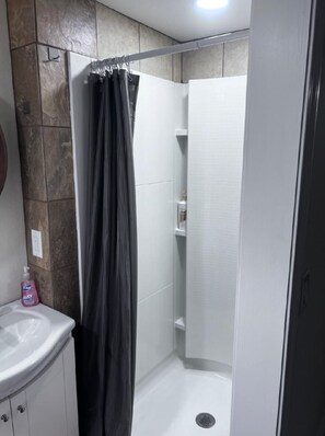 Dusch, hårtork, handdukar och tvål