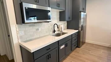 Geladeira, micro-ondas, fogão, cooktop