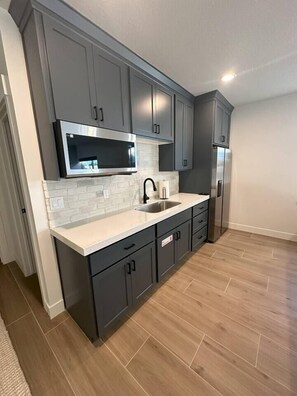 Geladeira, micro-ondas, fogão, cooktop