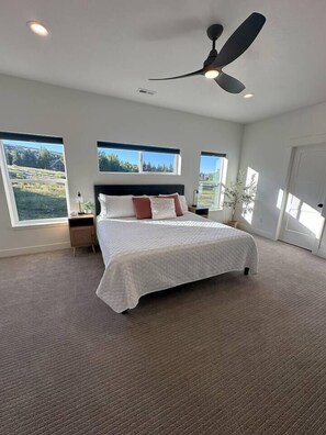8 bedrooms, iron/ironing board, WiFi, bed sheets - Sleeps 30 • Hot Tub • Sauna • Pool • Walk to Bear Lake Marina (Garden City)