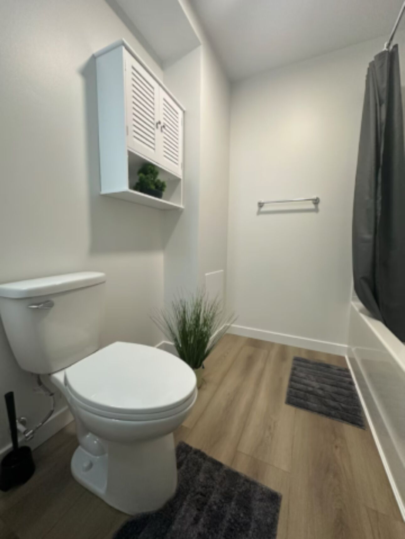 Een haardroger, een bidet, handdoeken, zeep