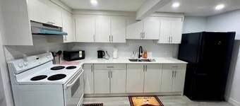 Newly Renovated Cozy secondary suite