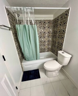 Handtücher, Seife, Toilettenpapier