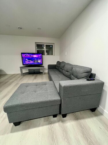 Newly Renovated Cozy secondary suite