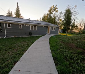 Exterior - Waterfront Cottage Retreat on Trent River – Peaceful Getaway (Trent Hills)