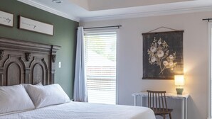 Un dormitorio con cama, escritorio y silla.