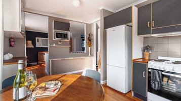 Frigorífico, microondas, horno y placa de cocina