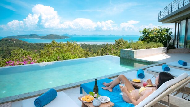 A private infinity pool with a view of the ocean and mountains, lounge chairs, and a dining table with food and drinks. - Villa Akoya by Sublime Samui Villas (Koh Samui)