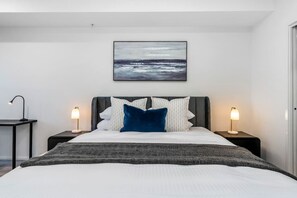 3 chambres, bureau, fer et planche à repasser, lit de bébé portatif