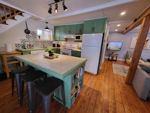 Een microgolfoven, een oven, een kookplaat, een vaatwasser