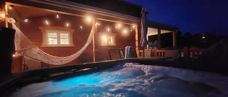 Banyera d'hidromassatge a l'aire lliure