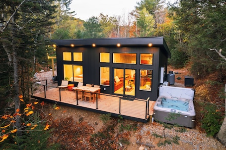 Outdoor dining. Luxe Cozy Spa Cabin w/ Hot Tub, Sauna, Fireplace, 10 mins to Sunday River
