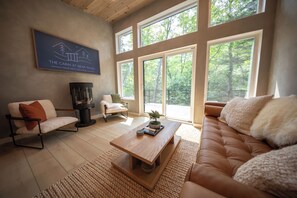 Smart TV, fireplace, books, stereo