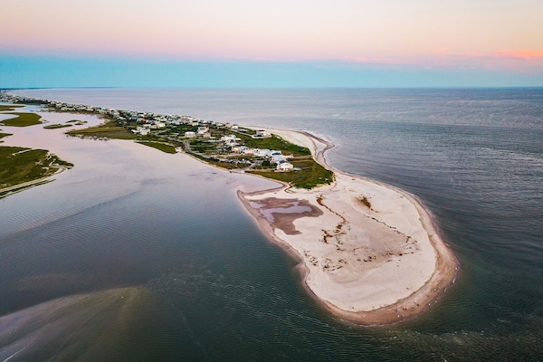 Perto da praia, espreguiçadeiras, toalhas de praia