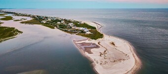 LayLow: Oceanview, Hot Tub, Arcade, Mini-Golf • 4BR/3BA • Steps to Beach