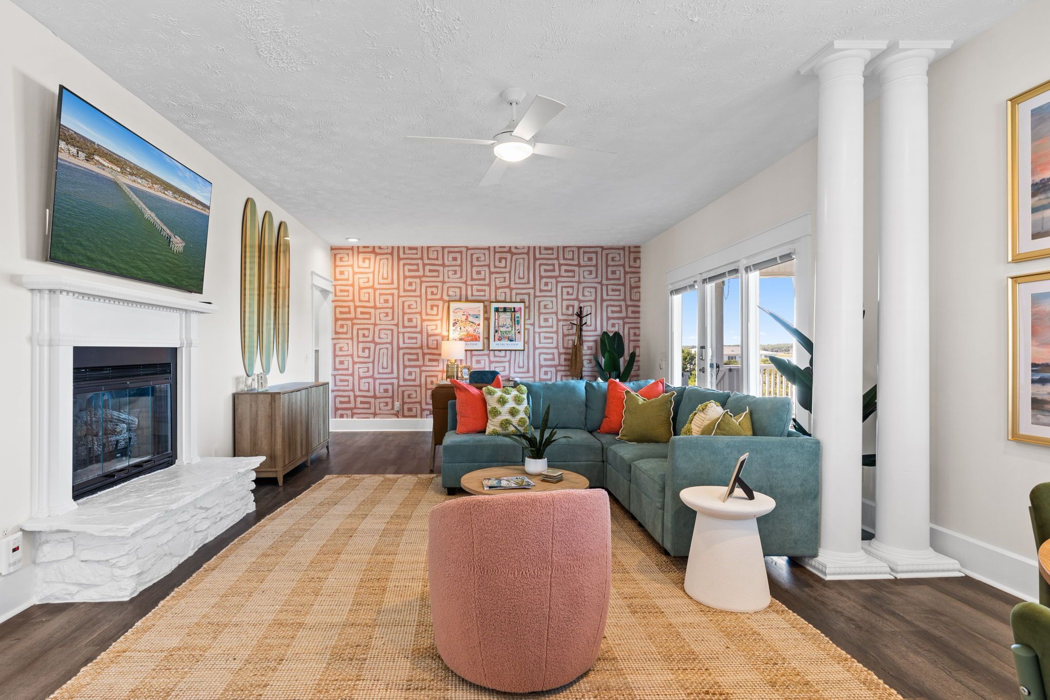 Een smart-tv, een open haard, videogames en tafelvoetbal