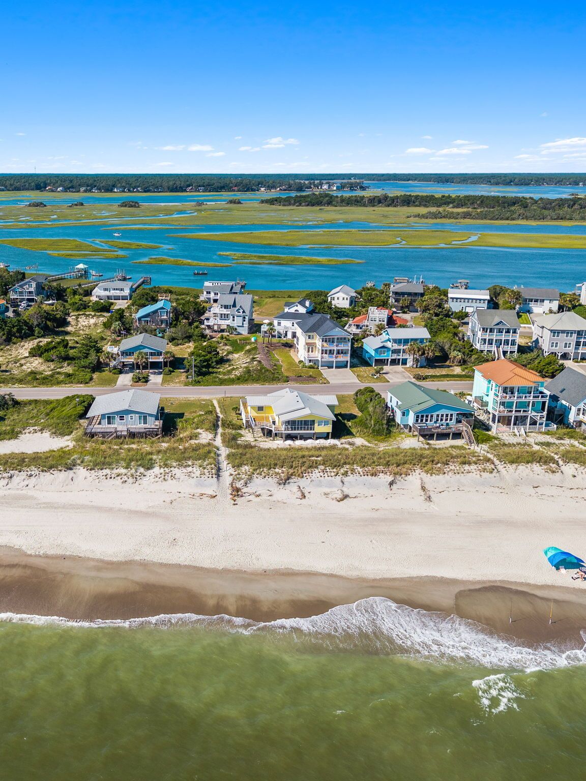 Plage à proximité, chaises longues, serviettes de plage