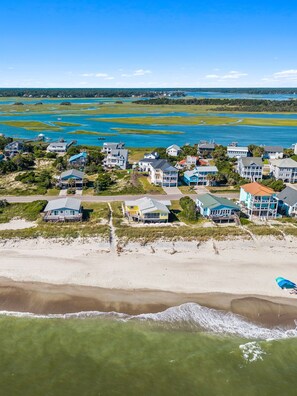 Playa en los alrededores, camastros y toallas de playa 