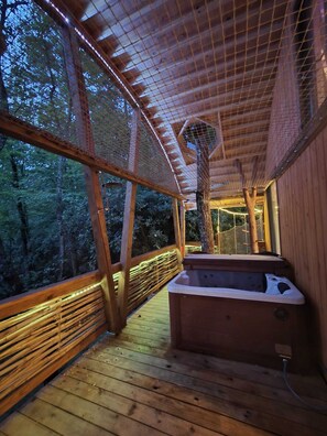 Outdoor spa tub