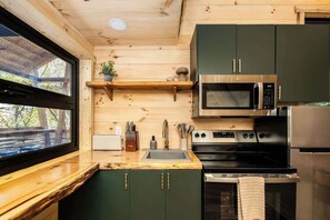 Fridge, microwave, oven, coffee/tea maker - The Marsu Treehouse - 18 min from Highlands (Highlands)
