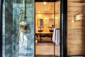 Douche, sèche-cheveux, shampoing