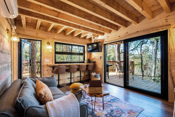 Smart TV - The Mēos Treehouse, The Mēos - by Highlands Treehouse Retreat (Highlands)
