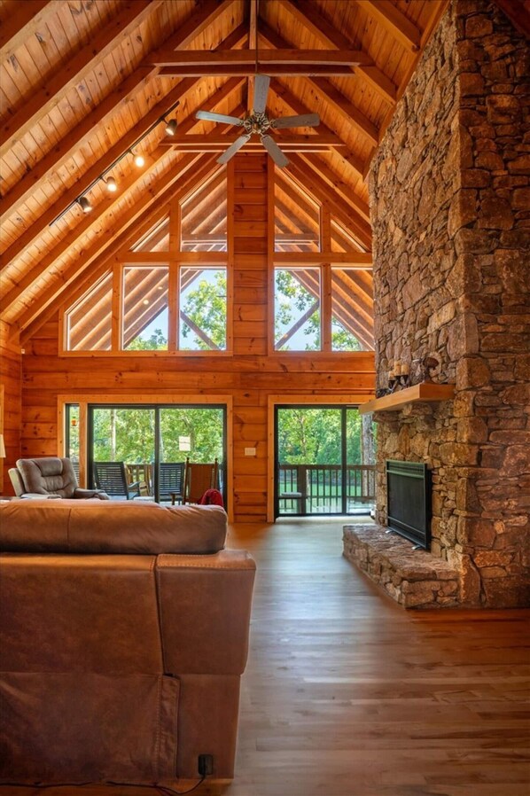 Smart TV y chimenea