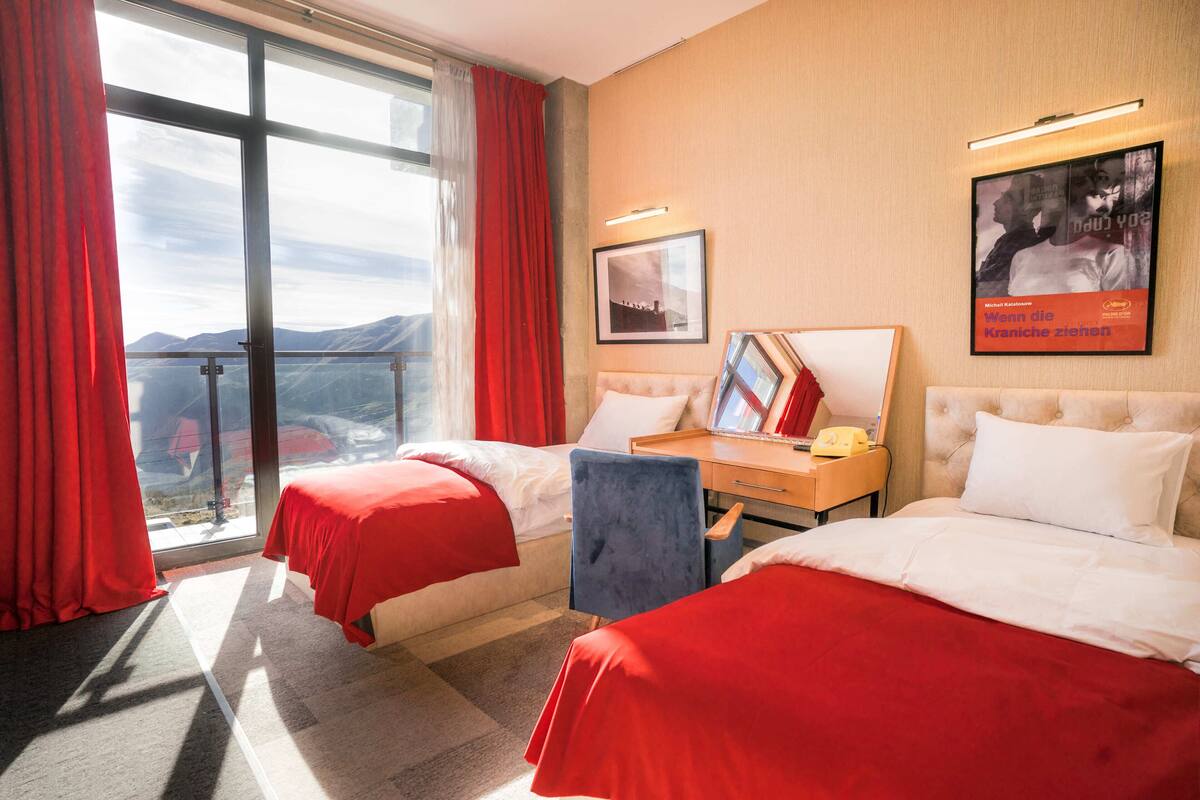 Habitación clásica con 2 camas individuales, balcón, vista a la montaña | Camas con efecto memoria