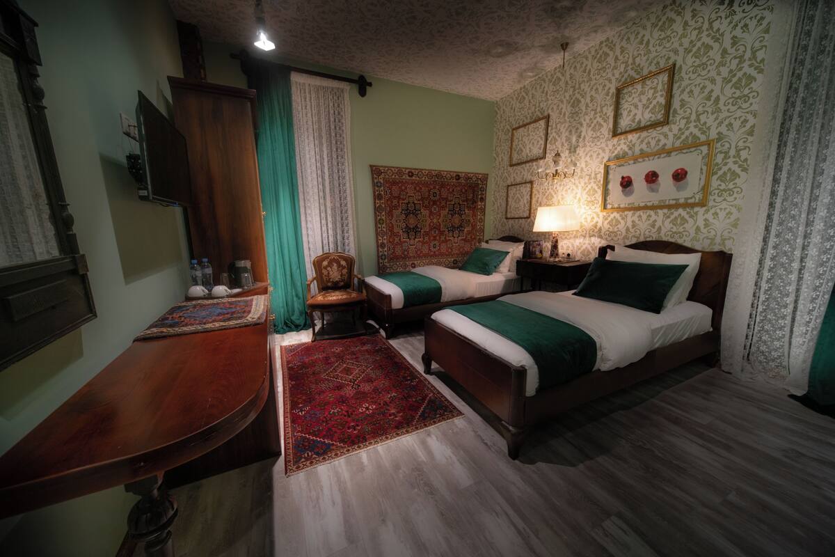 Habitación con 2 camas individuales, patio, vista a la montaña | Camas con efecto memoria