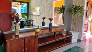 Une cuisine moderne avec un plan de travail en bois, des étagères intégrées et des plantes en pot.