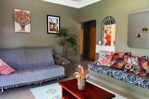 TV - Villa Tavares – Your Home with Pool on Lagoinha Beach, Ubatuba (Lagoinha Ubatuba)