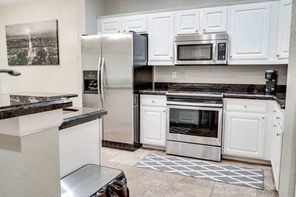 Refrigerador, microondas, horno, placa de cocina