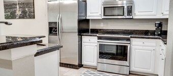 Palm beach - pool , washer and dryer ,beach , backyard