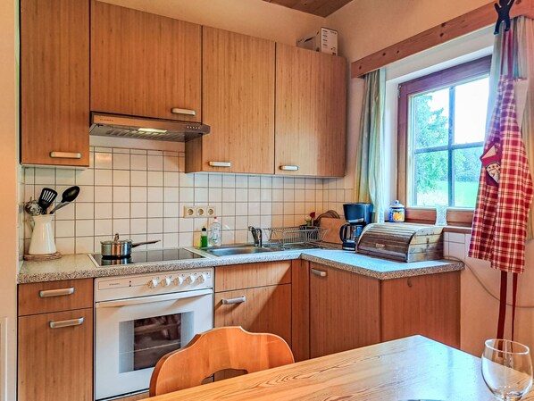 Kühlschrank, Ofen, Kochgeschirr/Geschirr/Besteck