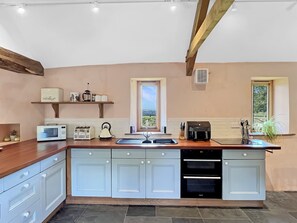 Microondas, horno, lavavajillas y trona infantil