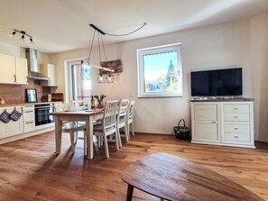 Een koelkast, een microgolfoven, een oven, een vaatwasser