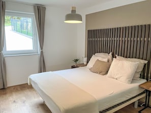 2 bedrooms, desk, Internet
