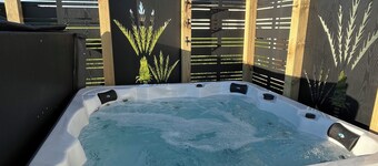 The Cottage, coastal village stay w spa!