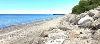 The Red Door Getaway- 4 Bedrooms Private Beach